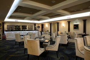6 restaurants; breakfast, lunch, and dinner served