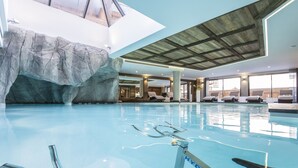 Innendørsbasseng og solsenger