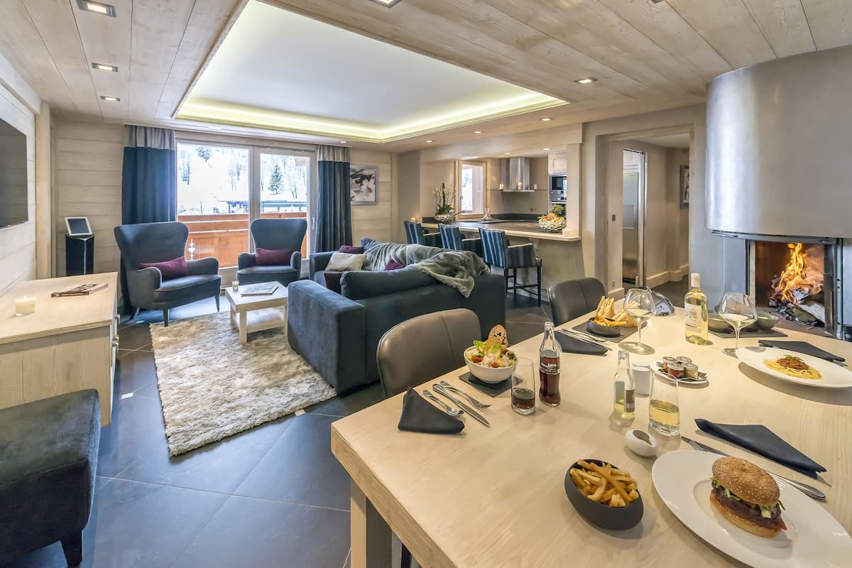 Suite, 3 Schlafzimmer (Ekrin) | Wohnbereich | Flachbildfernseher, Pay-TV