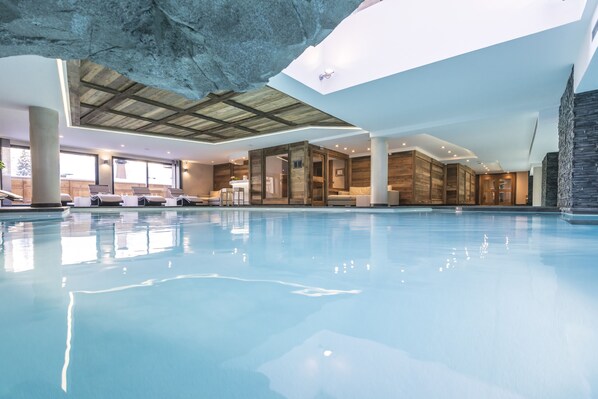 Piscine couverte, chaises longues