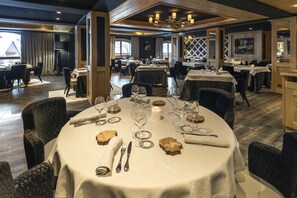 2 restaurants, breakfast served - Hôtel Le Kaïla (Les Allues)