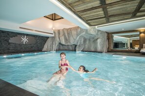 Indoor pool, sun loungers - Hôtel Le Kaïla (Les Allues)