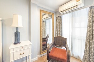 Escritorio, wifi gratis y ropa de cama 