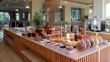 Free daily buffet breakfast