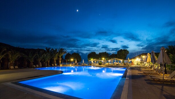 Seasonal outdoor pool, pool umbrellas, sun loungers - Aphrodite Hotel (Lesvos)