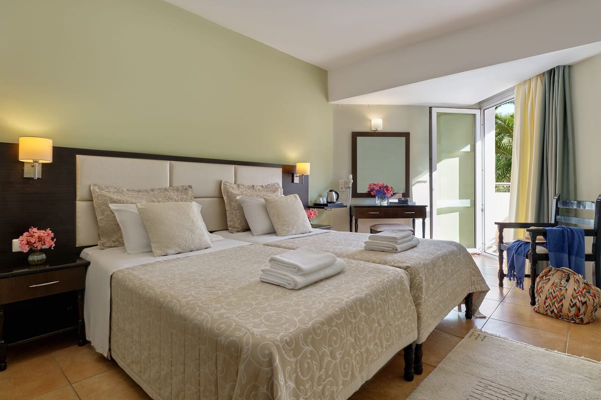Habitación estándar, vistas al jardín | 1 dormitorio, caja fuerte, escritorio y sistema de insonorización