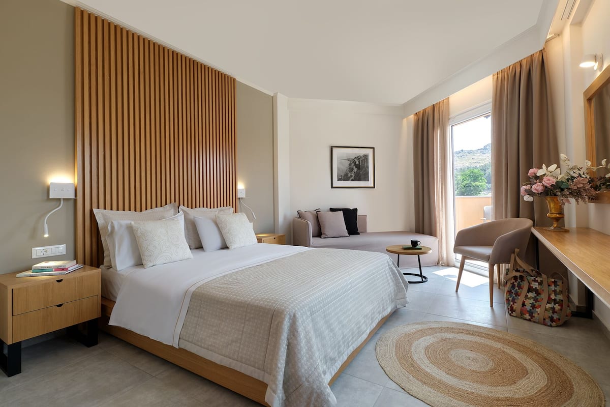 Habitación superior, vistas al jardín | 1 dormitorio, caja fuerte, escritorio y sistema de insonorización