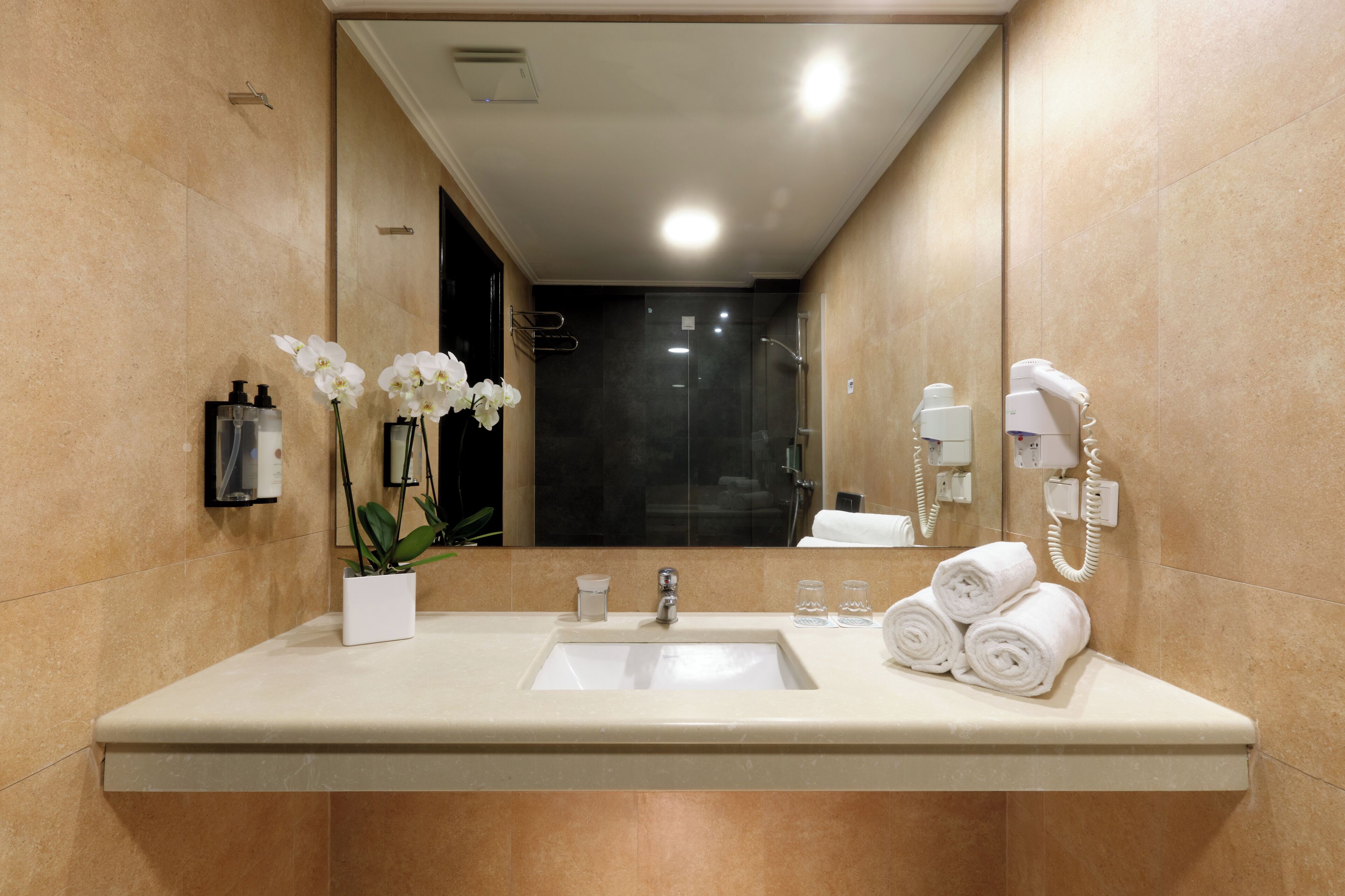 suite, garden view | bathroom | shower, free toiletries, hair dryer, slippers
