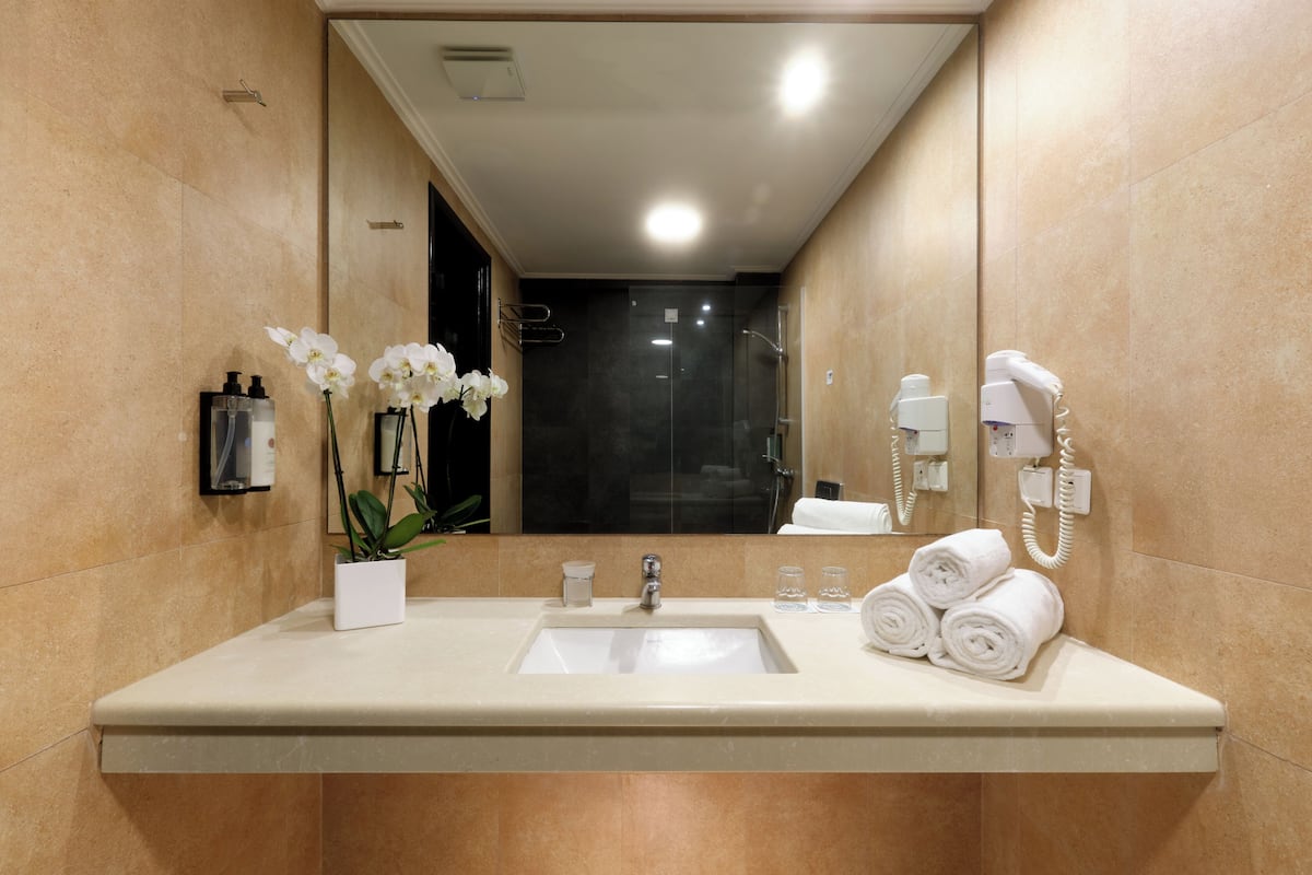 suite, garden view | bathroom | shower, free toiletries, hair dryer, slippers