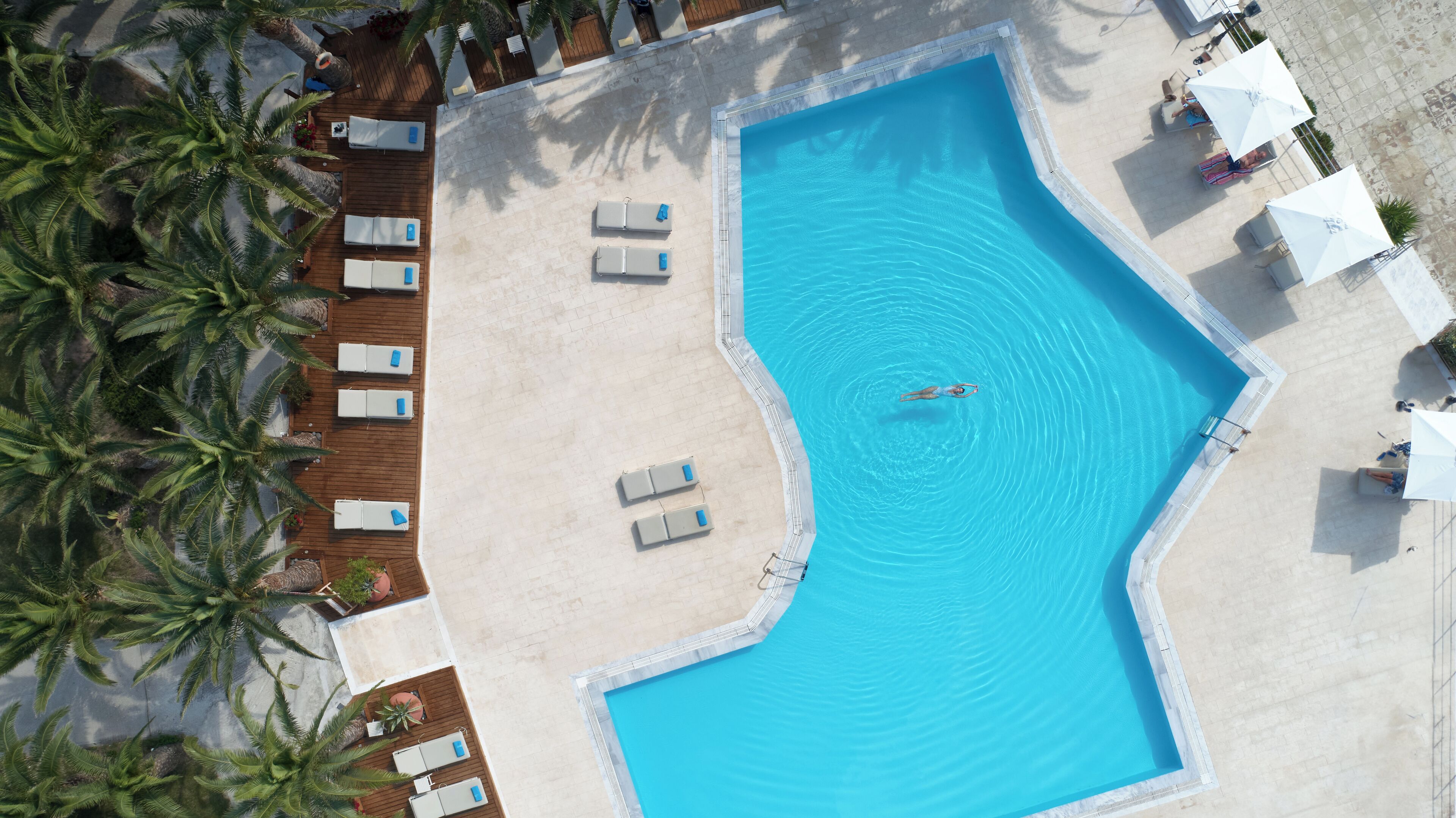 Seasonal outdoor pool, pool umbrellas, sun loungers