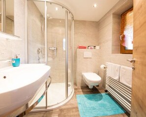 Comfort-Apartment, 2 Schlafzimmer, Balkon, Bergblick (Kaiserberg, plus 30€ cleaning fee) | Badezimmer | Dusche, Haartrockner, Handtücher