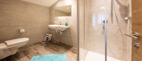 Appartement Confort, 2 chambres, balcon, vue sur la montagne (Gaislachkogel, excl. 30⏠cleaning fee) | Salle de bain | Douche, séchoir à cheveux, serviettes fournies