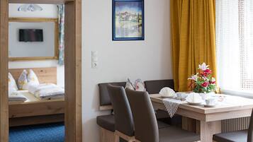Departamento Confort, 2 habitaciones, balcón (Söldenkogel, plus 30€ cleaning fee) | Área de sala de estar | Televisión de pantalla plana