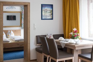 Comfort-Apartment, 2 Schlafzimmer, Balkon, Bergblick (Söldenkogel, plus 30€ cleaning fee) | Wohnbereich