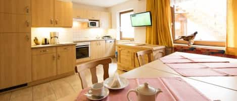 Appartement Confort, 2 chambres, balcon, vue sur la montagne (Kaiserberg, plus 30⏠cleaning fee) | Aire de séjour | Téléviseur à écran plat