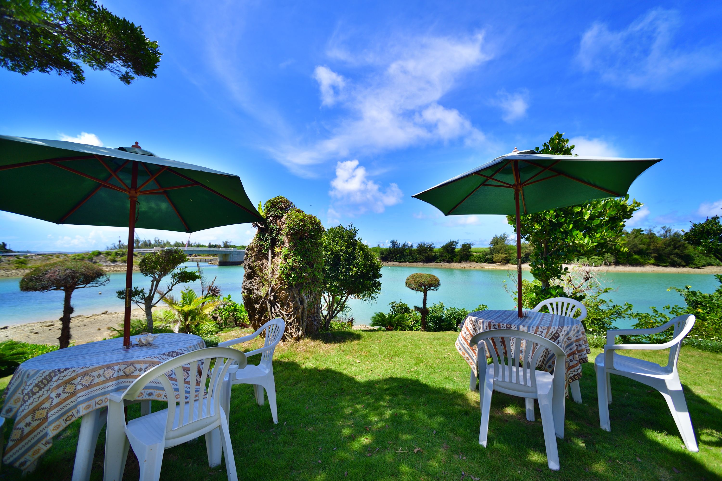 Breakfast, lunch and dinner served