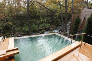 Banyera d'hidromassatge a l'aire lliure