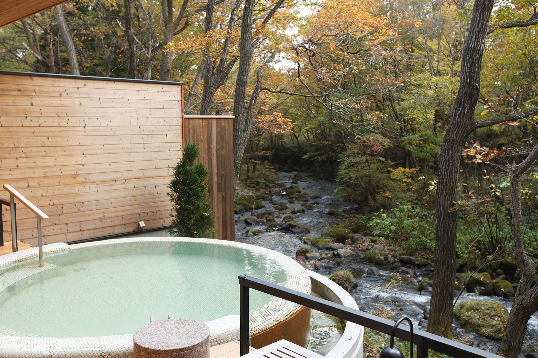 Bồn tắm spa ngoài trời