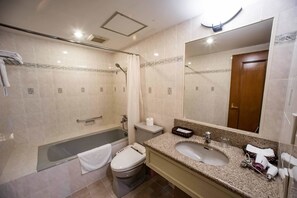 Apartment, 2 Bedrooms | Room amenity