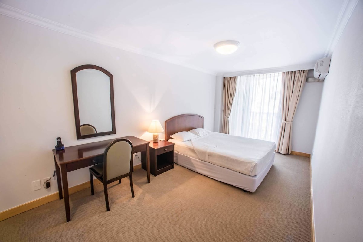 2 bedrooms, in-room safe, desk, blackout drapes