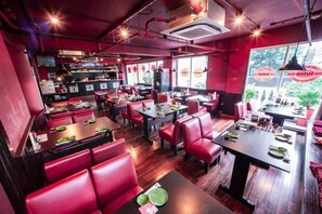 Café da manhã, almoço e jantar; sushi 
