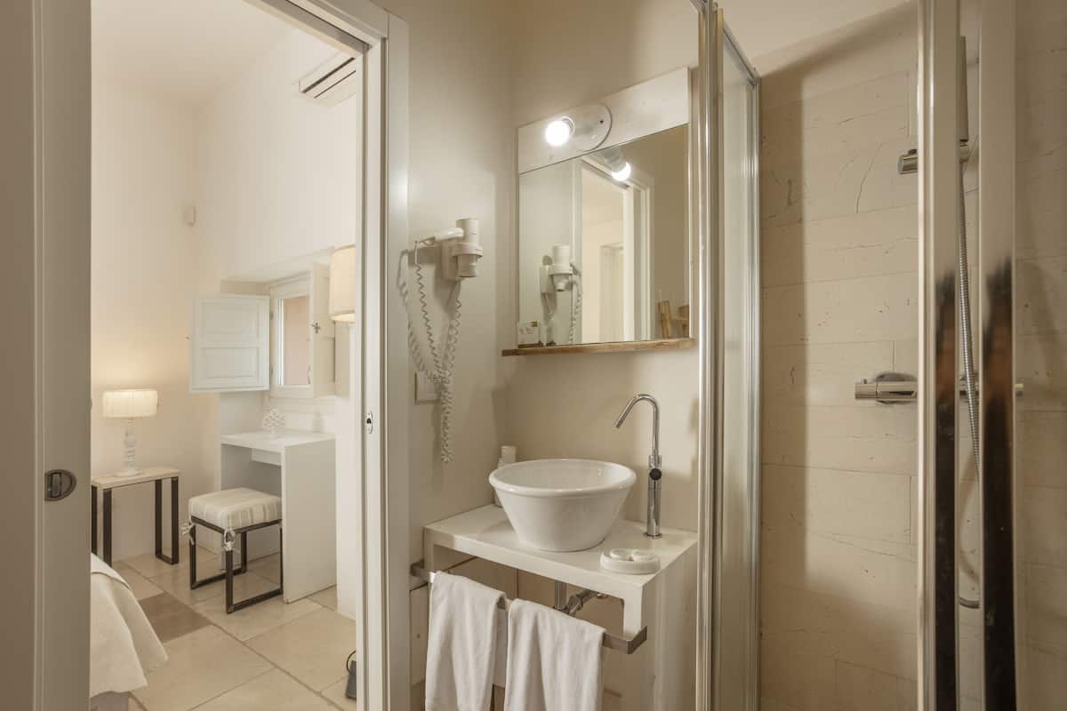junior suite deluxe on two levels | bathroom | shower, eco-friendly toiletries, hair dryer, bathrobes