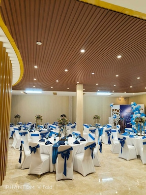2 restaurants, breakfast, lunch served; local and international cuisine