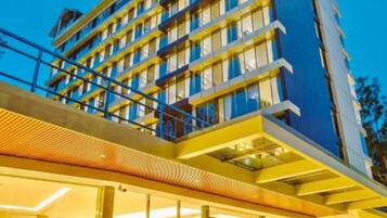 Vista frontal de la propiedad por la tarde o noche