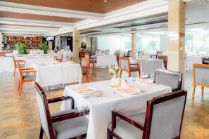 2 restauranter, frokost serveres, lokale og internasjonale retter