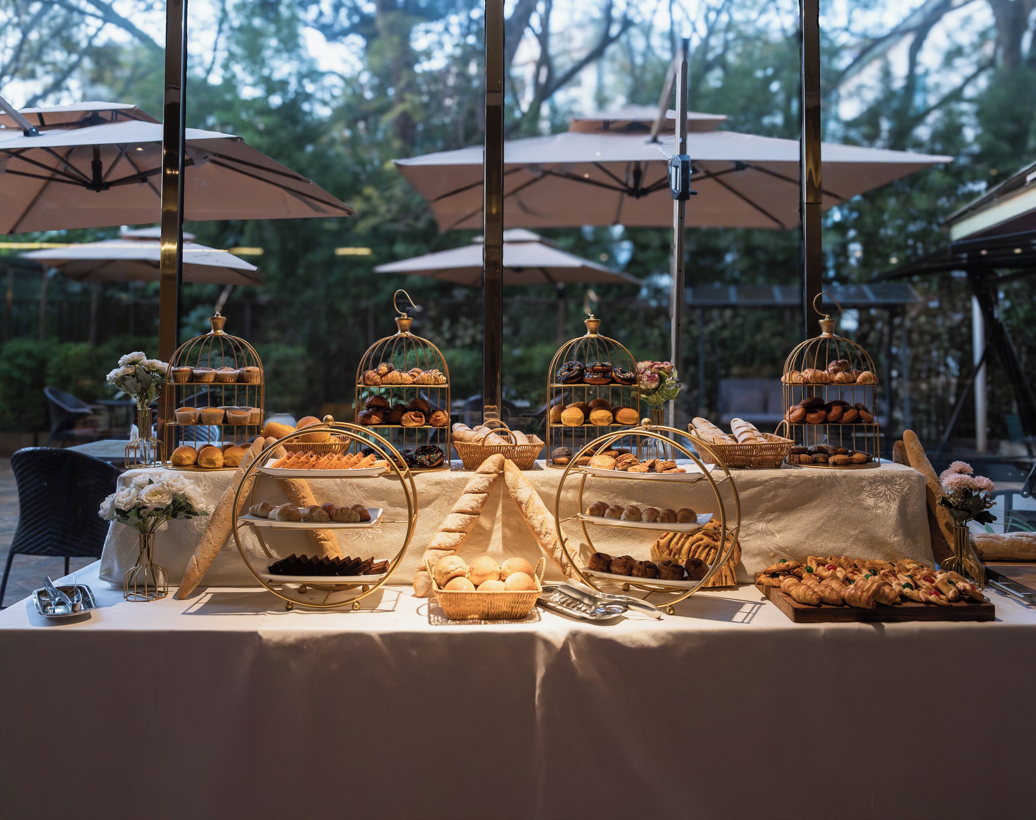 2 restaurants, breakfast, lunch served; local and international cuisine