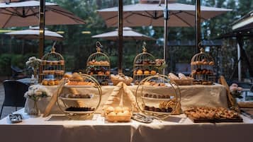 2 restaurants, breakfast, lunch served; local and international cuisine