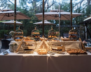 2 restaurants, breakfast, lunch served; local and international cuisine