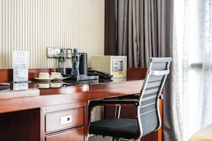 1 bedroom, premium bedding, pillow-top beds, minibar
