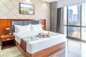 Luxury Room | Premium bedding, down comforters, pillowtop beds, minibar