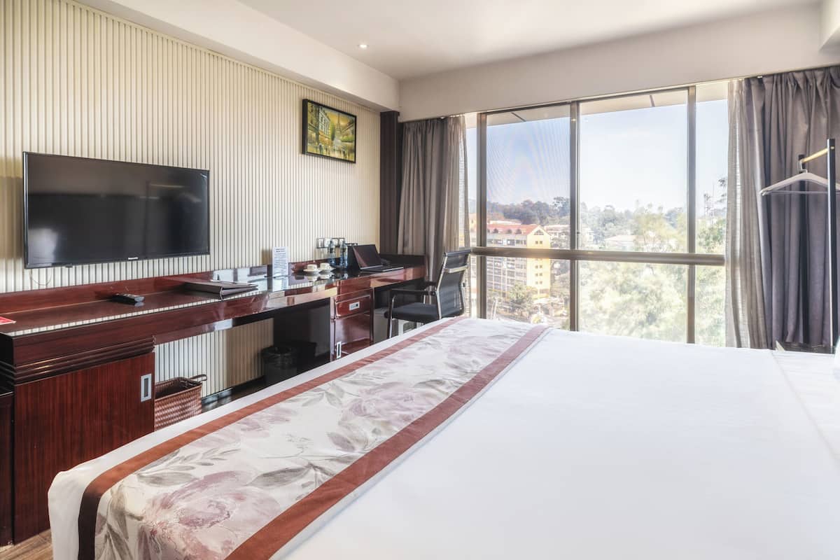 Superior Room, 1 King Bed | 1 bedroom, premium bedding, pillowtop beds, minibar