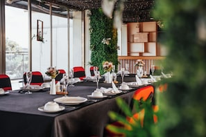 2 restaurants, breakfast, lunch served; local and international cuisine