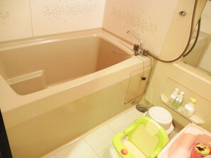 Tavanomainen huone, tupakointi kielletty, oma kylpyhuone (Japanese Style,10+4.5 Tatami-mats) | Kylpyhuone | Hiustenkuivaaja, bidee, pyyhkeet