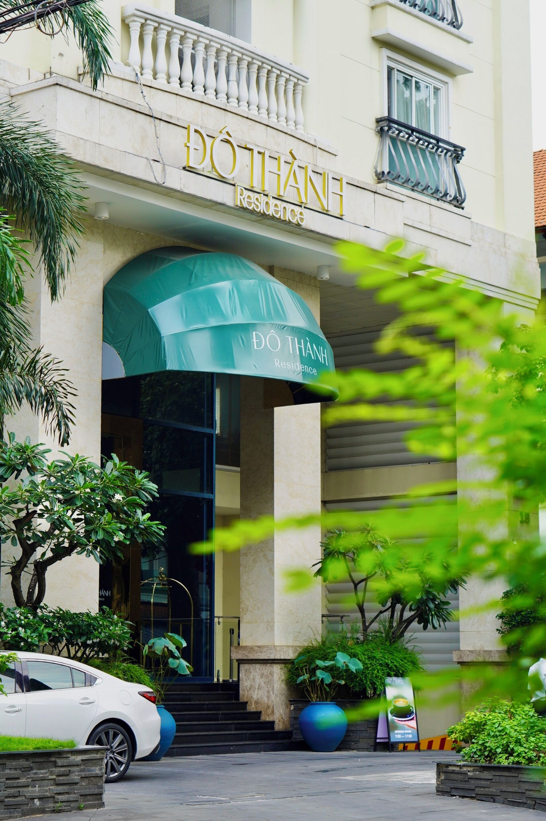Ein Hotel Eingang mit einem Schild, auf dem "DÔ THÀNH Residence" steht.