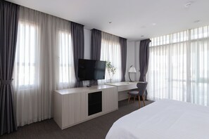 ห้องพรีเมียร์ | ตู้นิรภัยในห้องพัก, โต๊ะทำงาน, พื้นที่ทำงานแบบใช้แล็ปท็อป, ผ้าม่านกันแสง