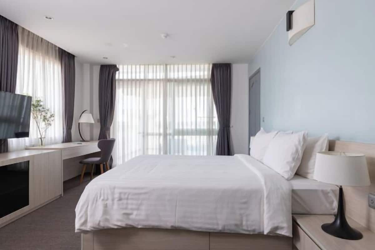 1 bedroom, in-room safe, desk, laptop workspace