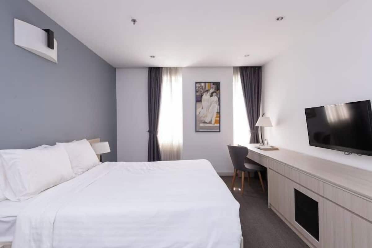 1 bedroom, in-room safe, desk, laptop workspace