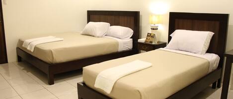 Chambre Exécutive | Bureau, fer et planche à repasser, lits pliants/supplémentaires