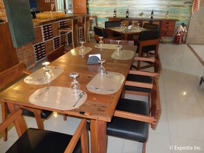 Se sirven desayunos, comidas, cenas y cocina italiana 