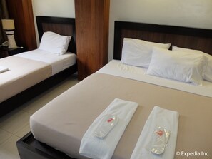 Business Suite | Desk, iron/ironing board, rollaway beds, free WiFi