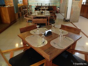 Serveert ontbijt, lunch, diner, Italiaanse gerechten 