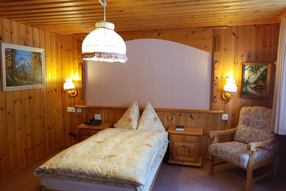 chalet (single) | in-room safe, desk, free wifi, bed sheets