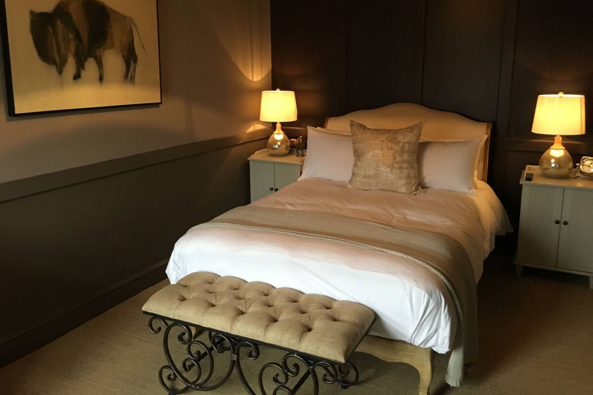 Premier Double Room | Premium bedding, desk, iron/ironing board (on request), WiFi (free)