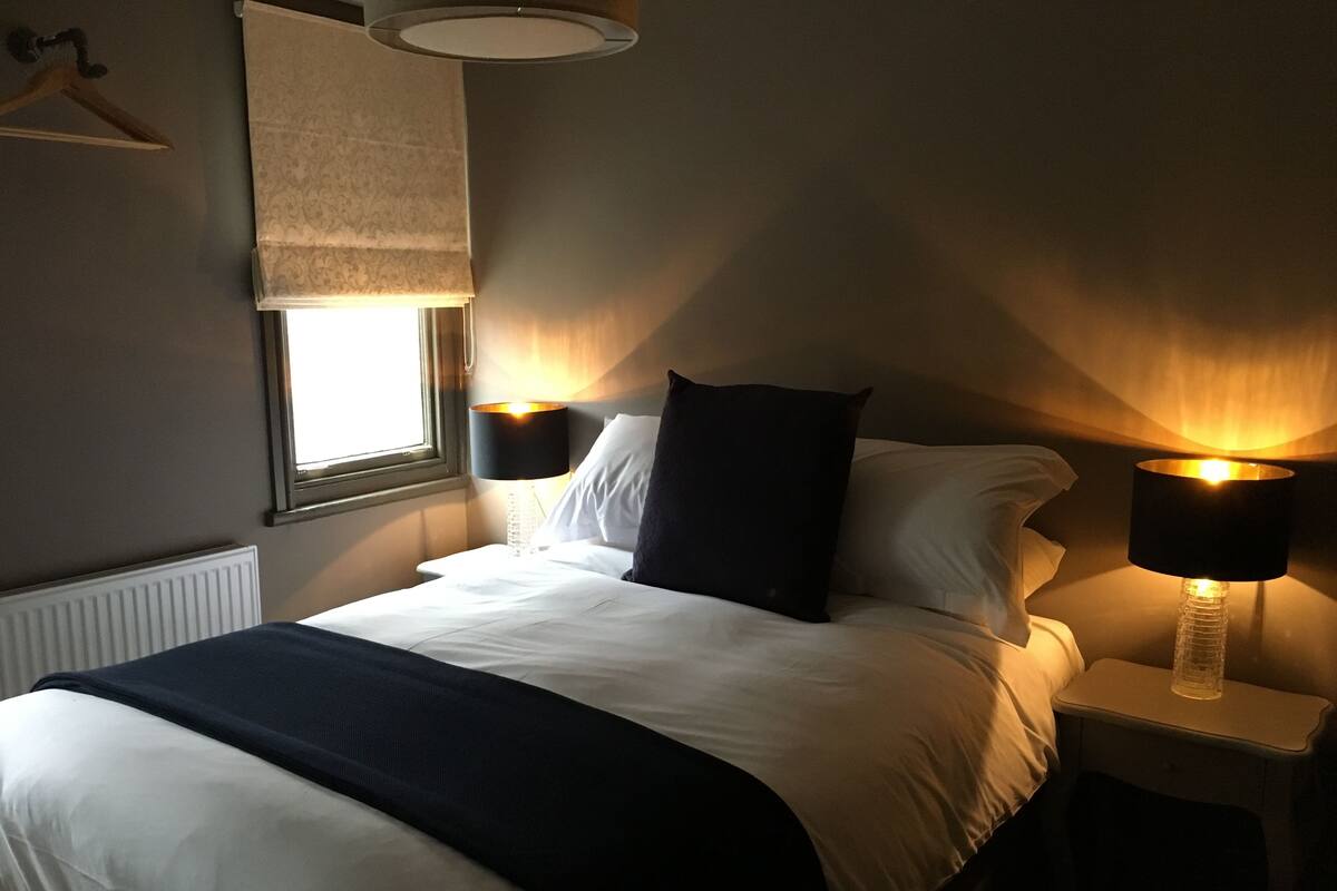 Basic Double Room | Premium bedding, desk, iron/ironing board (on request), WiFi (free)