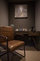 奢华双人房 | 高档床上用品、办公桌、熨斗/熨板、免费 WiFi