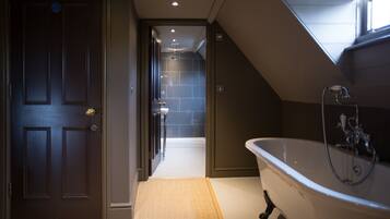 Luxury Double Room | Bathroom | Combined shower/bathtub, free toiletries, hair dryer, towels